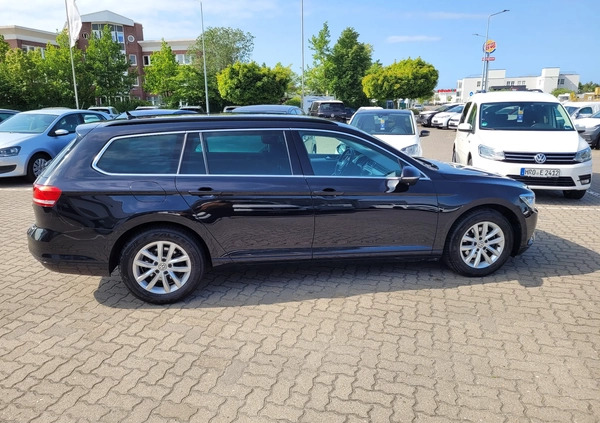 Volkswagen Passat cena 68500 przebieg: 162425, rok produkcji 2017 z Człuchów małe 56